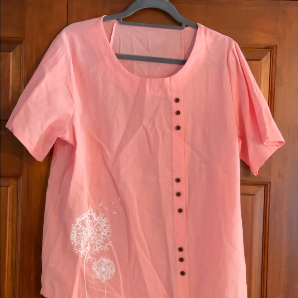 Peach Women's Top with buttons, sort sleeves, new w/o tags, size XL